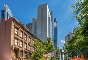 301 W 46th St in New York, NY - Foto de edificio - Building Photo