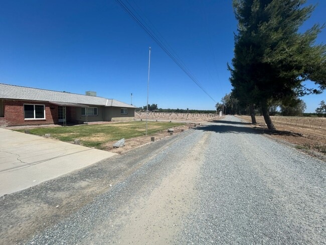 2180-9 1/2 9 1/2 Ave in Laton, CA - Building Photo - Building Photo