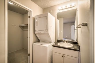 Ravello Apartments in Sacramento, CA - Foto de edificio - Building Photo