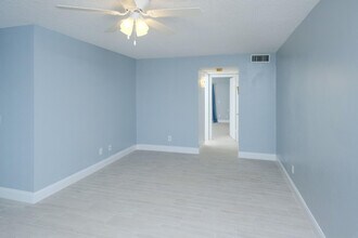 1225 NW 21st St in Stuart, FL - Foto de edificio - Building Photo