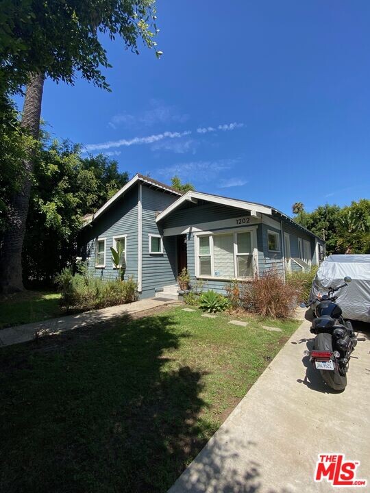 1202 N Poinsettia Pl in West Hollywood, CA - Building Photo