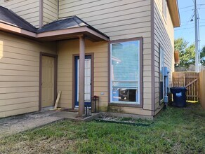 3905 Victoria Ave in College Station, TX - Building Photo - Building Photo