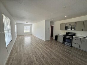 1200 NW 87th St in Miami, FL - Building Photo - Building Photo