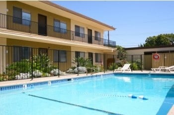 Pear Tree Village Apartments in Anaheim, CA - Foto de edificio