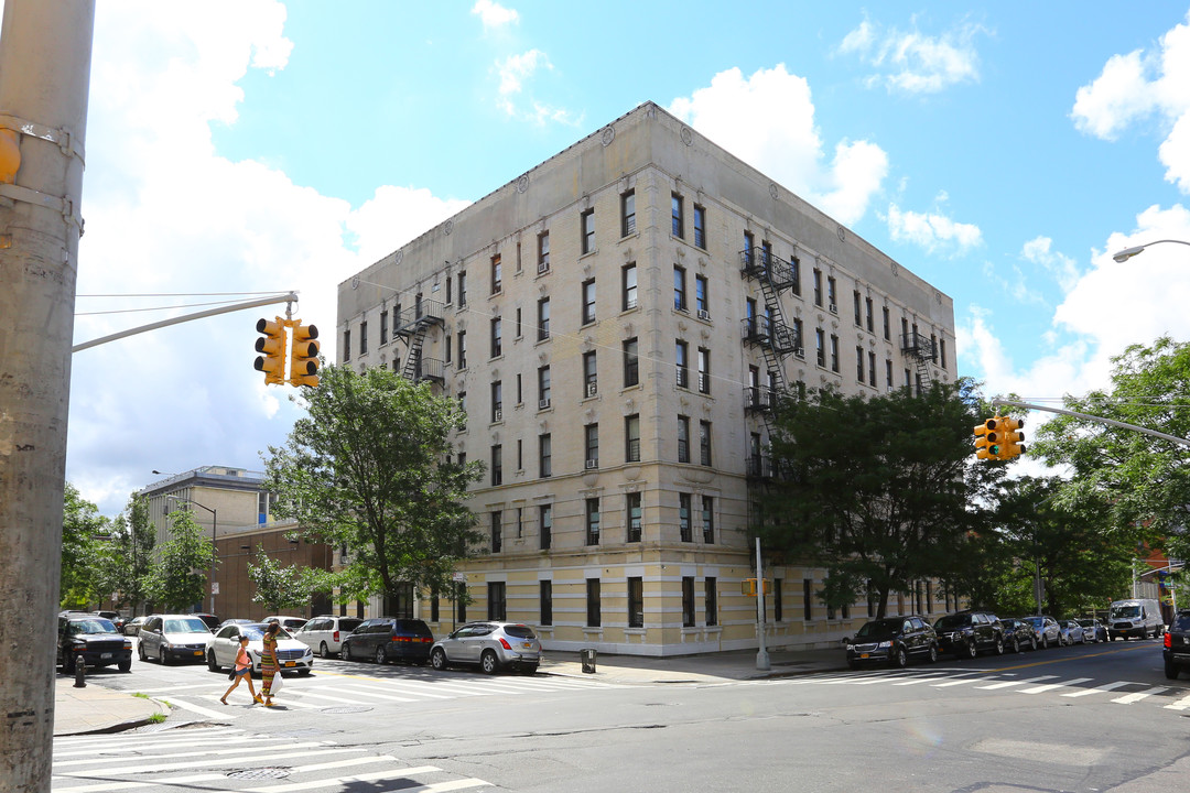 520 W 183rd St in New York, NY - Building Photo