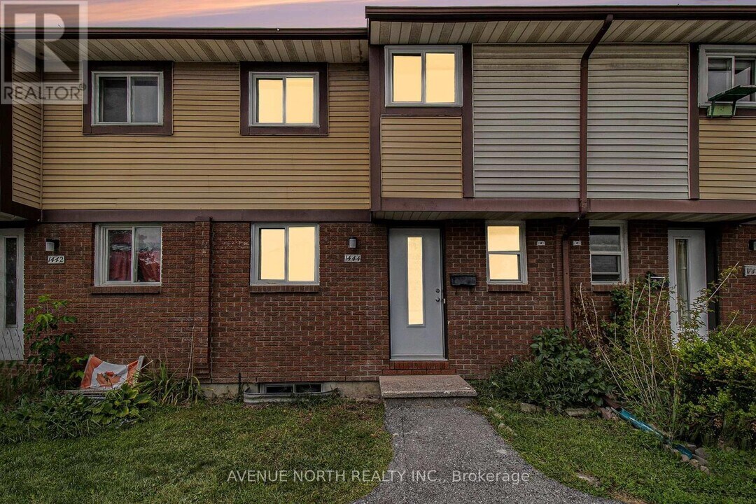 1444 Foxwell St in Ottawa, ON - Building Photo