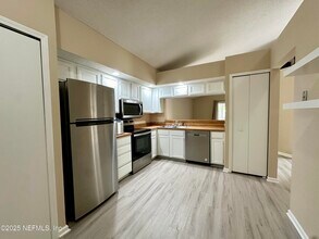 8828 Townsquare Dr S in Jacksonville, FL - Building Photo - Building Photo