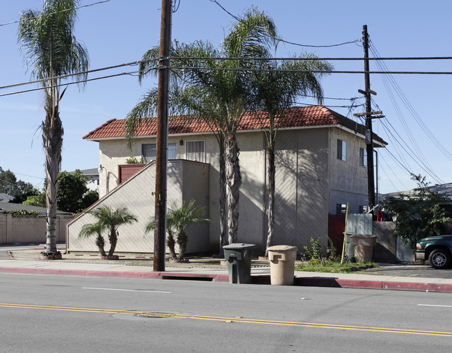 8671 Walker St in Cypress, CA - Foto de edificio - Building Photo