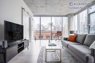 311 W Illinois St in Chicago, IL - Building Photo