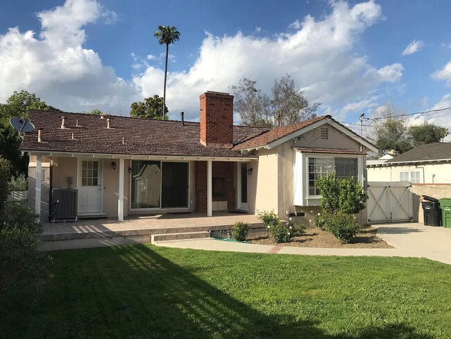 12230 Hesby St in Valley Village, CA - Foto de edificio - Building Photo