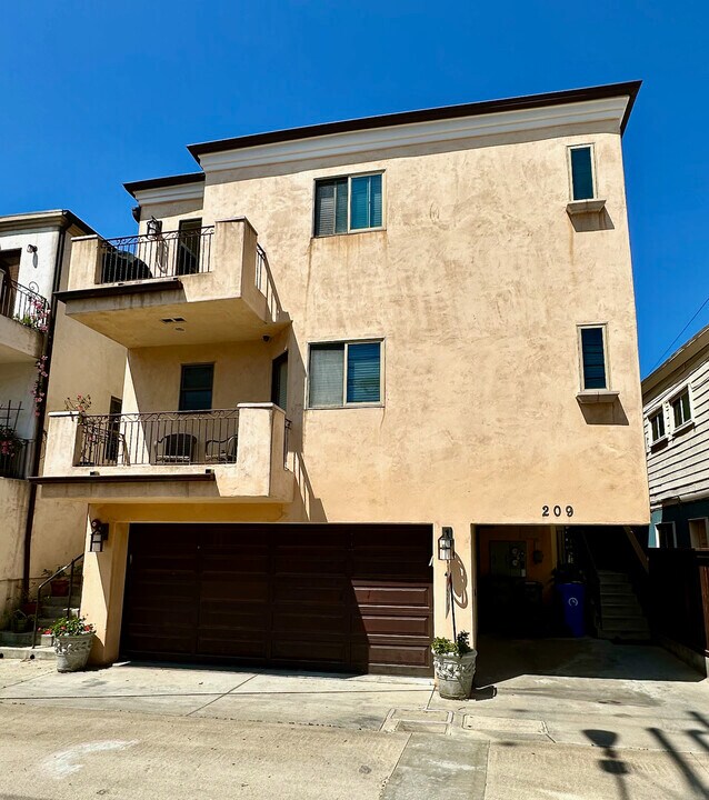 209 Crest Dr in Manhattan Beach, CA - Building Photo