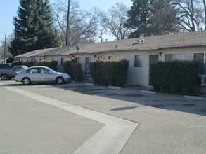 125 S Bollinger St in Visalia, CA - Building Photo - Building Photo