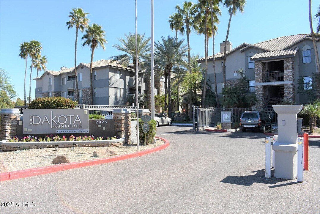 2023 E Campbell Ave in Phoenix, AZ - Building Photo