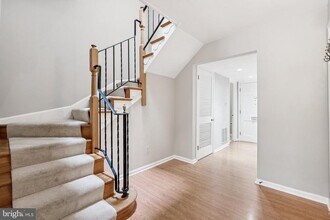 214 James Thurber Ct in Falls Church, VA - Foto de edificio - Building Photo