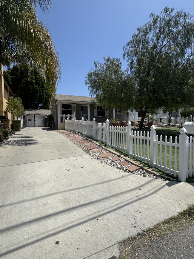 5438 Sylvia Ave in Los Angeles, CA - Building Photo - Building Photo