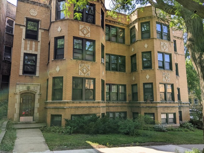property at 6449 N Hoyne Ave