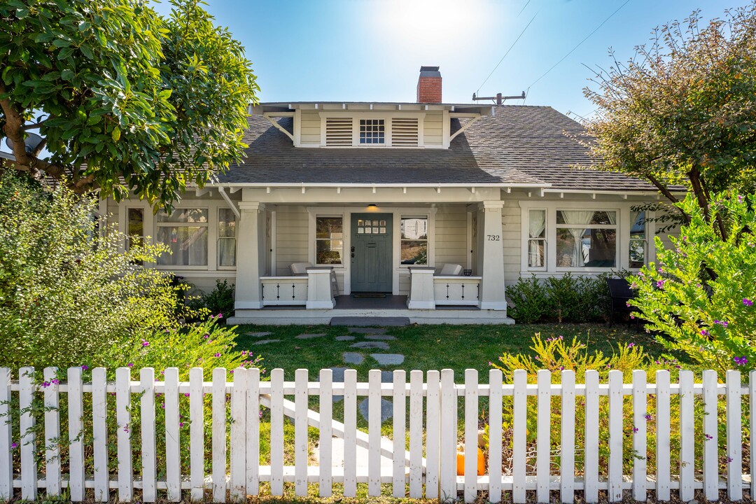 732 Poli St in Ventura, CA - Foto de edificio