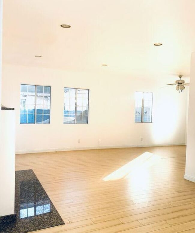 1182 N Kingsley Dr in Los Angeles, CA - Foto de edificio - Building Photo