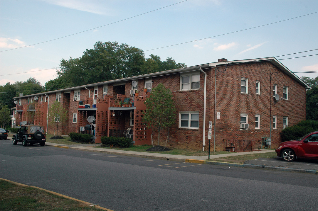 Colletti Terrace Apartments in Jamesburg, NJ - Foto de edificio