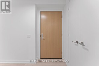 357-357 King St W in Toronto, ON - Building Photo - Building Photo