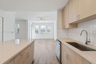 10170 SW 7th St in Pembroke Pines, FL - Building Photo - Building Photo