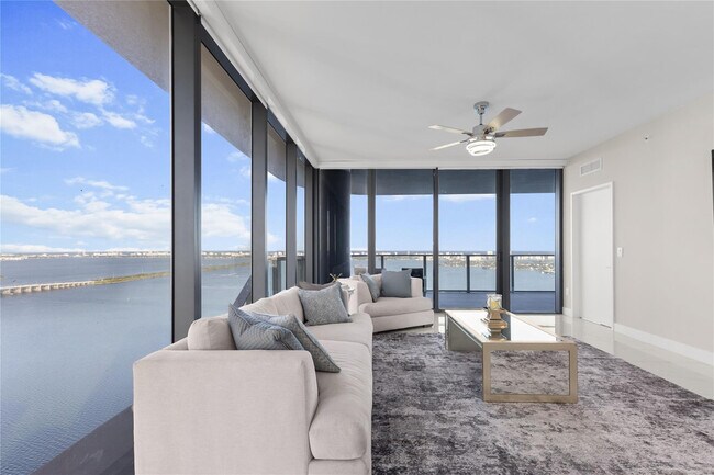 700 NE Miami Pl in Miami, FL - Building Photo - Building Photo