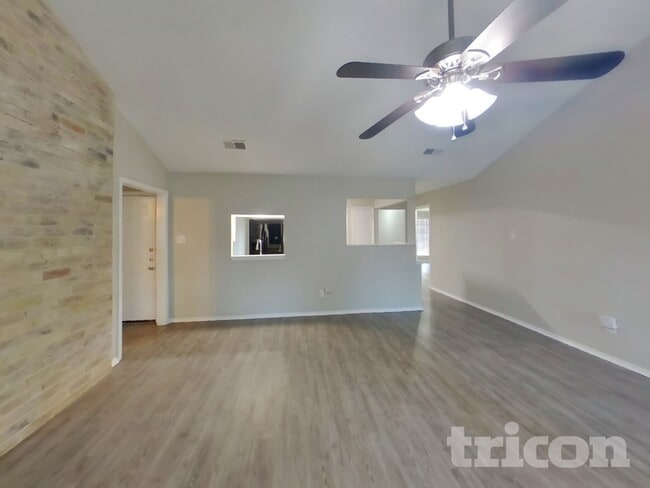 7118 Foxway Ln in Humble, TX - Foto de edificio - Building Photo