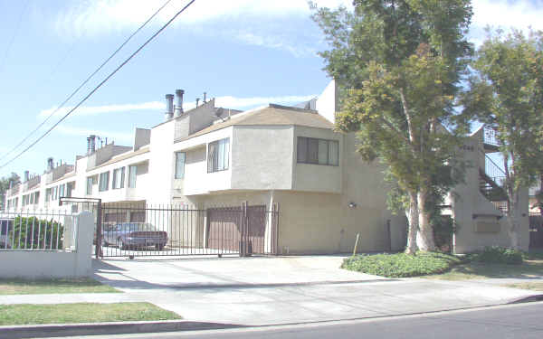 The Roof Gardens in Bellflower, CA - Foto de edificio