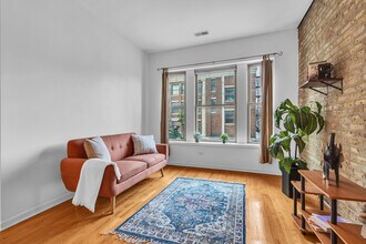 2476 N Albany Ave in Chicago, IL - Building Photo - Building Photo