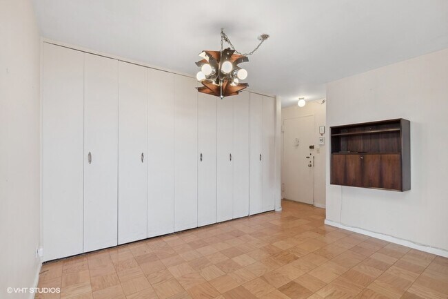 6120 Grand Central Pky in Forest Hills, NY - Building Photo - Building Photo