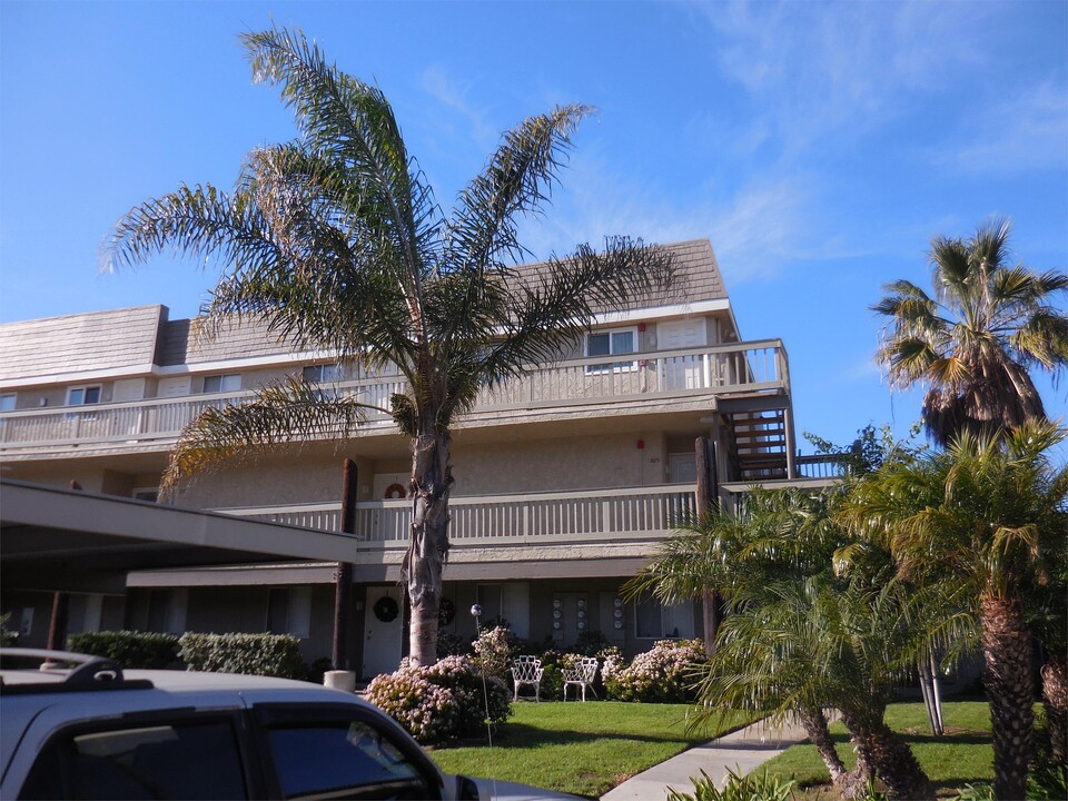 309 E Surfside Dr in Port Hueneme, CA - Building Photo