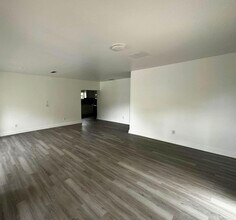 1645 NE 175th St in North Miami Beach, FL - Foto de edificio - Building Photo