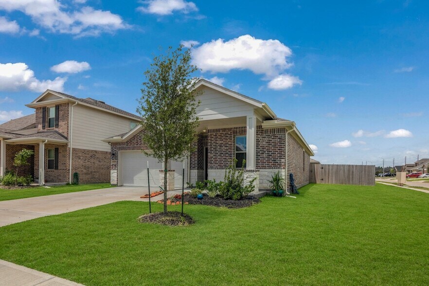 8439 Moonlight Bay Cir in Mont Belvieu, TX - Foto de edificio