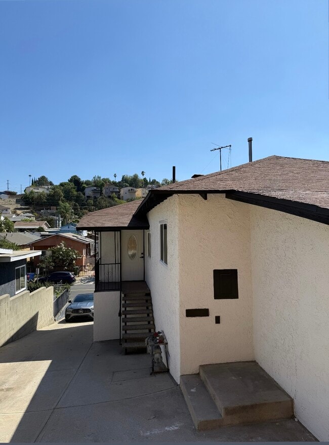 2747 Budau Ave in Los Angeles, CA - Foto de edificio - Building Photo