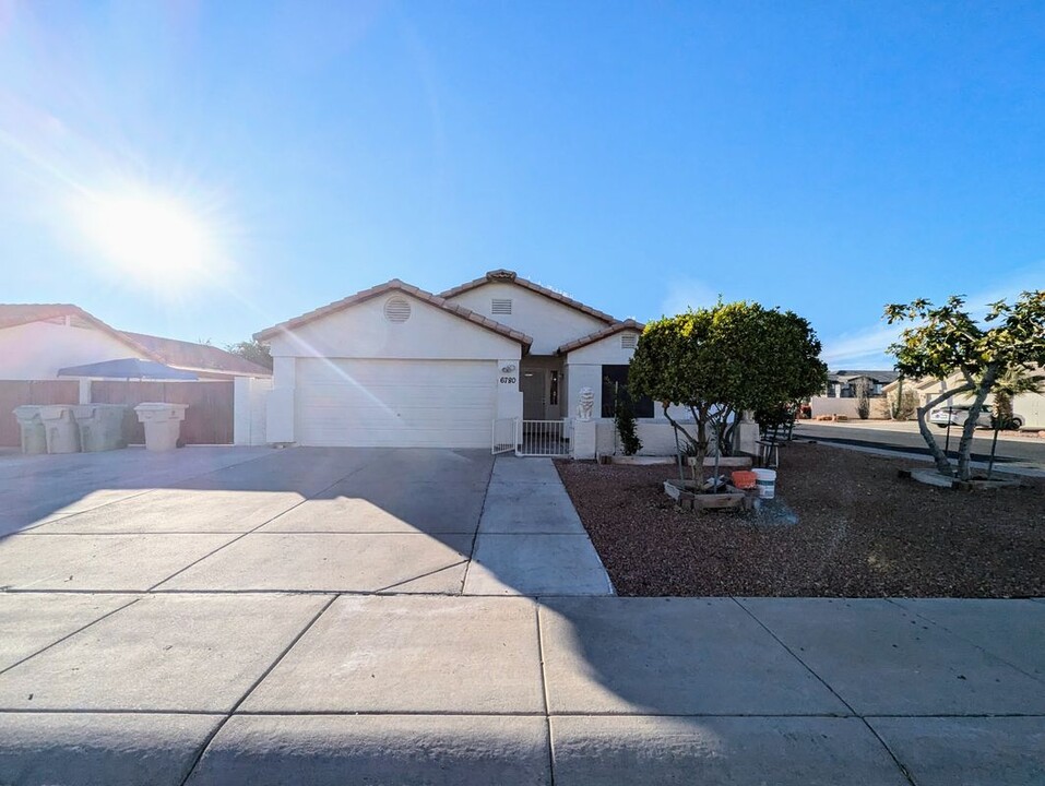 6780 N 74th Dr in Glendale, AZ - Foto de edificio