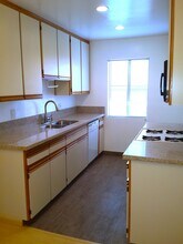 302 E Elmwood Ave, Unit J in Burbank, CA - Building Photo - Building Photo