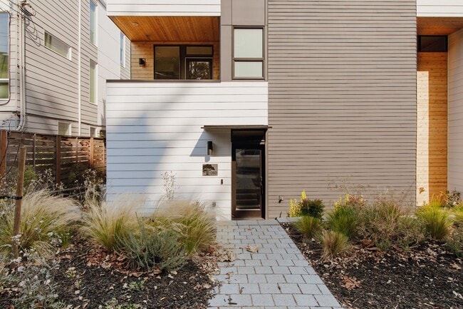 126 W Florentia St in Seattle, WA - Building Photo - Building Photo