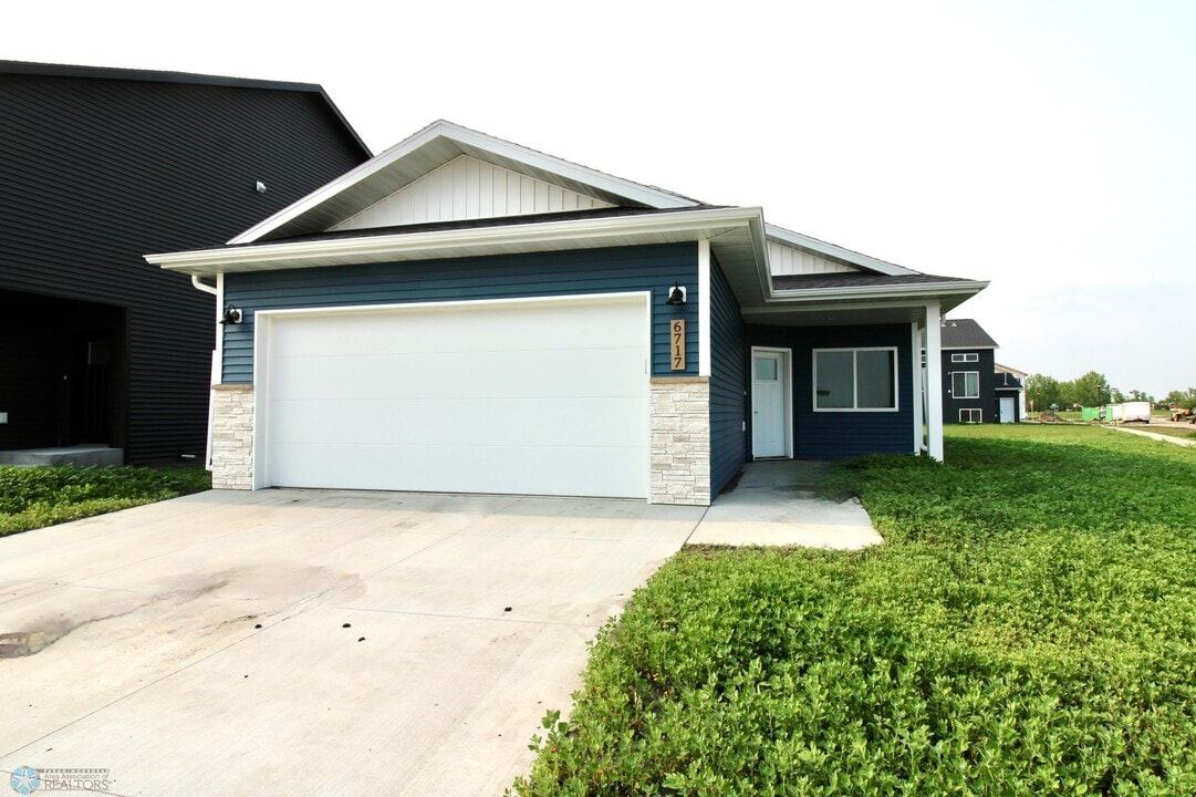 6717 67th Ave S in Horace, ND - Building Photo