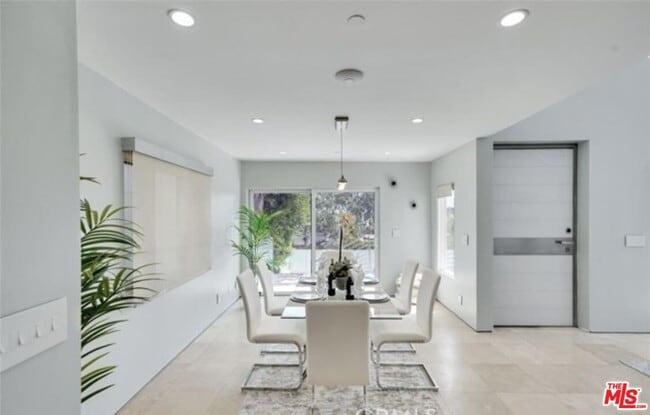 3943 Fredonia Dr in Los Angeles, CA - Building Photo - Building Photo