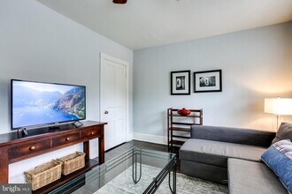 1211 33rd St NW in Washington, DC - Building Photo - Building Photo