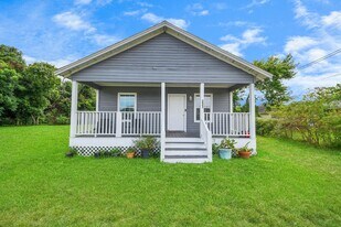 221 3rd St N in Texas City, TX - Building Photo