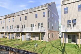 1011 Venifena Terrace SE in Leesburg, VA - Building Photo - Building Photo