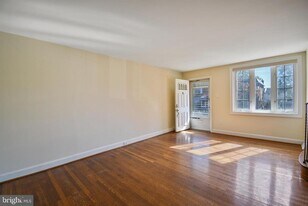 617 Magnolia Ave in Glenolden, PA - Building Photo