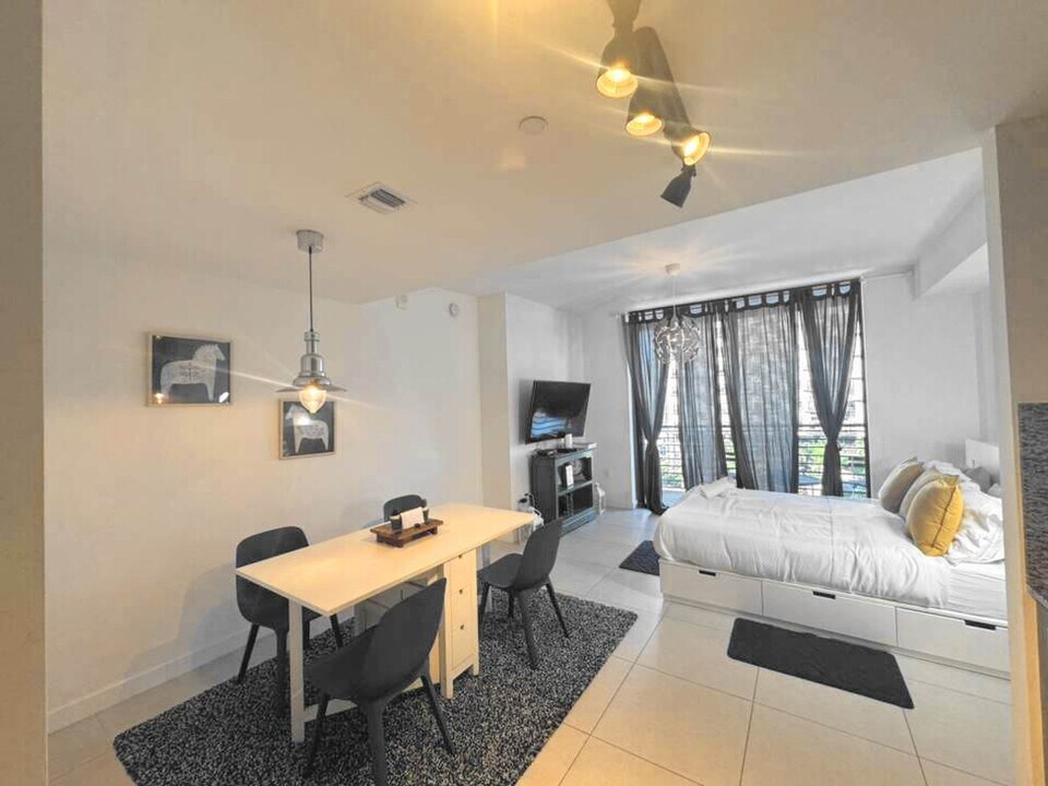 5350 NW 84th Ave in Doral, FL - Foto de edificio