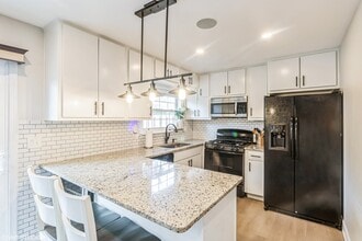 300 Ascot Ln in Streamwood, IL - Building Photo - Building Photo