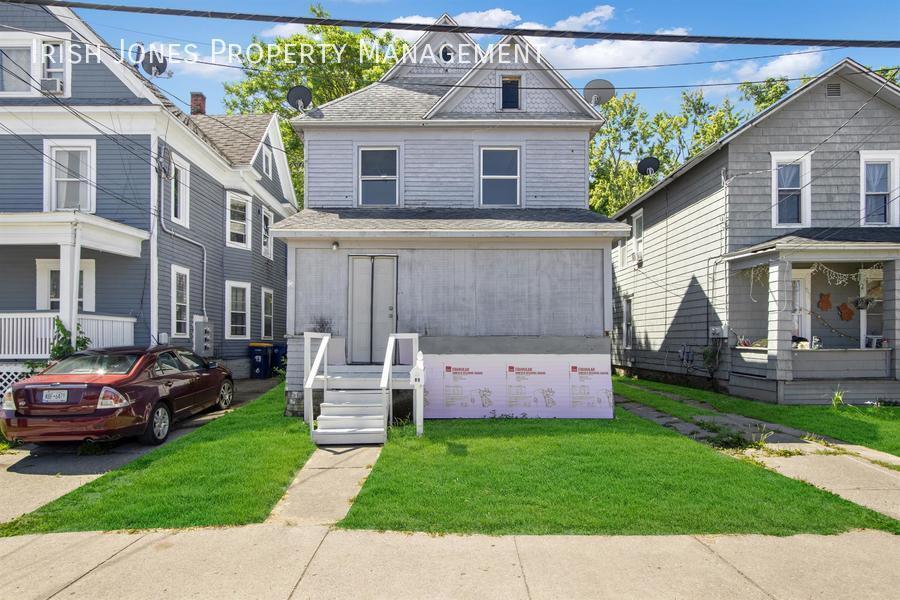 89 South St in Lockport, NY - Building Photo