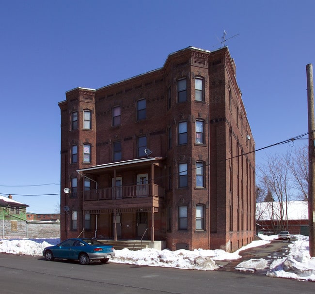 58 N Bridge St in Holyoke, MA - Foto de edificio - Building Photo