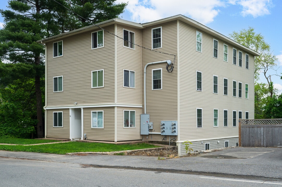 51 Packard St in Hudson, MA - Foto de edificio