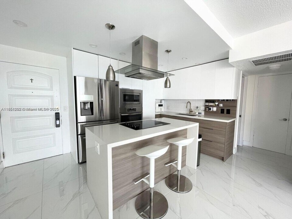 11111 Biscayne Blvd in Miami, FL - Building Photo