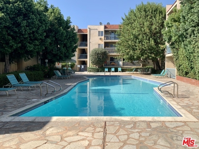 18307 Burbank Blvd, Unit 319 in Tarzana, CA - Building Photo - Building Photo